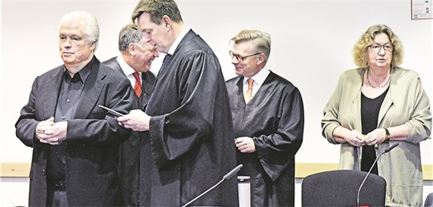 Laborarzt Bernd Schottdorf (l.) und seine Ex-Ehefrau Gabriele Schottdorf hier am Augsburger Landgericht, das sie bereits im Januar 2016 vom Vorwurf des Abrechnungsbetrugs freisprach. Dieses Urteil hat nun Bestand.