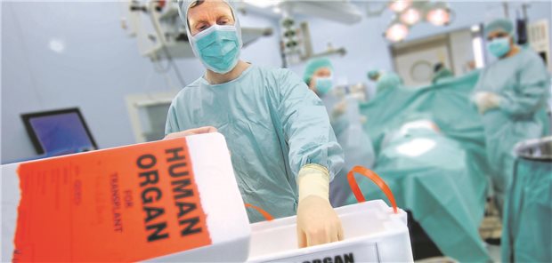 Ein Jahr Organspende-Register – und viel Luft nach oben Eine Box, auf der Human Organ steht, steht in einem Operationssaal.
