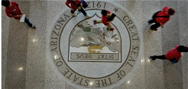 Leute gehen zur Senatssitzungshalle im Kapitol in Phoenix, um die Verhandlungen über ein Gesetz zu Aborten zu verfolgen.