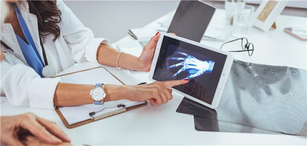 Liegt eine rheumatische Erkrankung vor? KI-Tools können Rheumatologen künftig sinnvoll bei der Diagnosestellung unterstützen, ist sich die Deutsche Gesellschaft für Rheumatologie und Klinische Immunologie sicher.