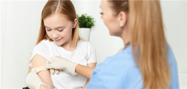 HPV-Impfung: Mit dieser Fünf-Punkte-Strategie Eltern überzeugen Mädchen bei einer Impfung