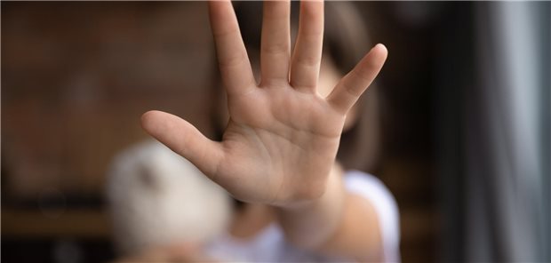 Verdacht auf Kindeswohlgefährdung: SPD will Austausch von Ärzten erleichtern Mädchen streckt Hand vor sich aus.