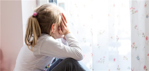 Meta-Analyse: Corona-Pandemie beeinträchtigt Fitness von Kindern und Jugendlichen bis heute Ein kleines Mädchen sitzt während der Corona-Pandemie in ihrem Zimmer vor der Balkontür.