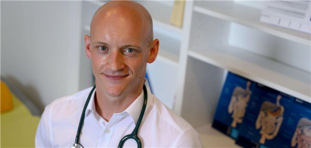 Maximilian Braun im Sprechzimmer der Praxis, in der er jetzt als Hausarzt beschäftigt ist.