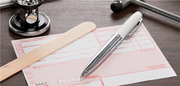 Medikamenten Rezept auf dem Schreibtisch einer Arzt Praxis