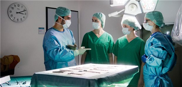 Medizinstudenten üben im «Skills Lab» der Medizinischen Hochschule Hannover, wie man sich unter hygienischen Aspekten in einem OP-Raum verhält (gestellte Szene).