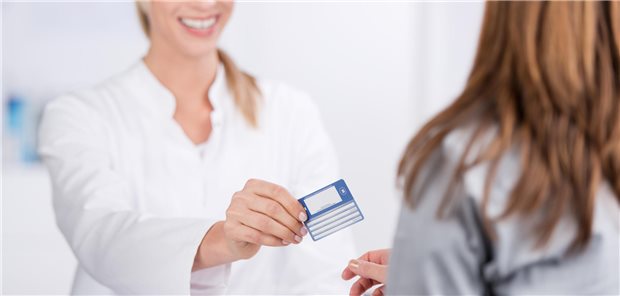 Mehr Gehalt und mehr Urlaub – das sind nur zwei Komponenten des neuen MFA-Gehaltstarifvertrages, mit dem die Arbeitgeber die dringend benötigten Fachkräfte für den Verbleib in ihrer Praxis begeistern wollen.