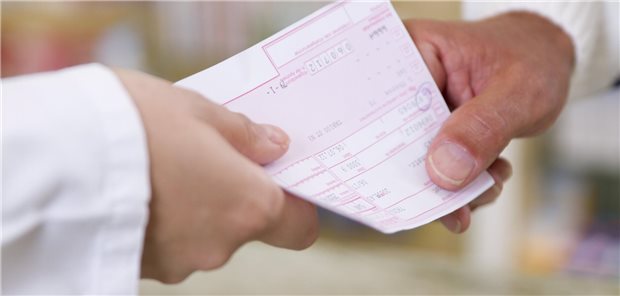 KVen: Praxen müssen bei Papier-Rezepten mit mehr Rückfragen rechnen Merkmale, die auf ein gefälschtes Rezept hindeuten, sind zum Beispiel kein originales Rezeptpapier, unübliche Begriffe und eine große Entfernung zwischen der ausstellenden Arztpraxis und dem Patient oder auch der Apotheke.