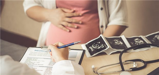 Schwangerschaftsvorsorge: Zucker und Fette im Fokus Eine schwangere Frau besucht einen Gynäkologen im Krankenhaus oder in einer medizinischen Klinik für eine Schwangerschaftsberatung.