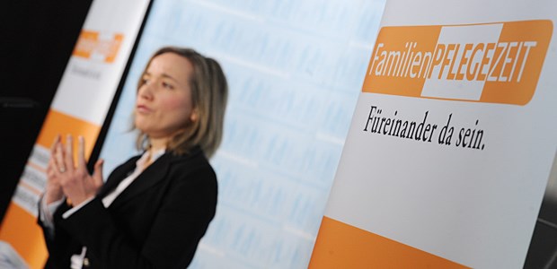 Ministerielle Gestik für die Familienpflegezeit.