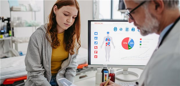 Jugendliche in der Hausarztpraxis: Zwischen Akne, Angst und Aufklärung Junges Mädchen beim Arzt