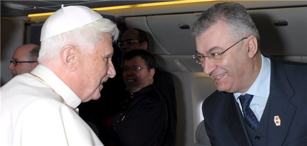 Kurzporträt: Der Arzt des emeritierten Papstes Mit Benedikt XVI. auf Reisen: Patrizio Polisca (rechts), der damalige Leibarzt des jetzt emeritierten Papstes.