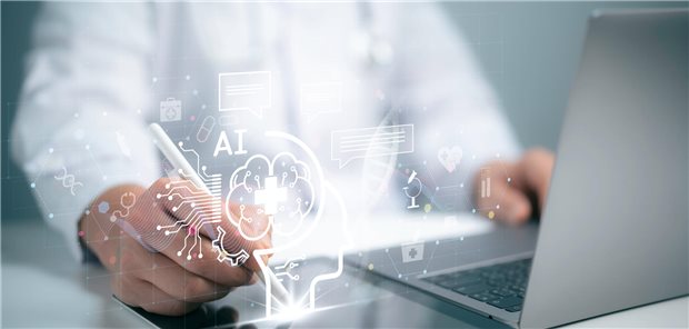 Arzt vor dem Laptop mit Augmented Reality-Symbolen