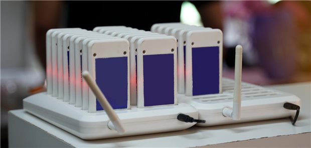 Pager stehen aufgereit auf einem Tisch.