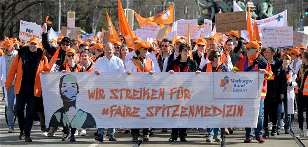 Mit Warnstreiks – wie hier im vergangenen Jahr an den Unikliniken – erhöht der Marburger Bund regelmäßig den Druck auf die Arbeitgeberseite, wenn die Tarifverhandlungen seiner Meinung nach nur schleppend vorankommen.