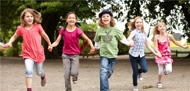 Pädiater rücken soziales Engagement für Kinder in den Fokus Mit Zusammenhalt läuft es besser: Seit 2009 zeichnet der BVKJ journalistische Beiträge aus, die sich um die Belange junger Menschen drehen.