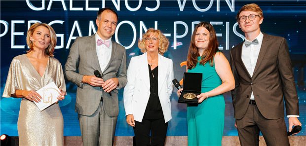 Mit dem Galenus-von-Pergamon-Preis 2023 in der Kategorie Grundlagenforschung ausgezeichnet für ihre „Bärenarbeit“: Privatdozent Dr. Tobias Petzold (2.v.l.), Dr. Manuela Thienel (2.v.r.) und Dr. Johannes Müller-Reif (re.) vom Klinikum der Universität München – hier zusammen mit Moderatorin Yve Fehring (links) und Jury-Mitglied Professorin Marianne Dieterich (Mitte).