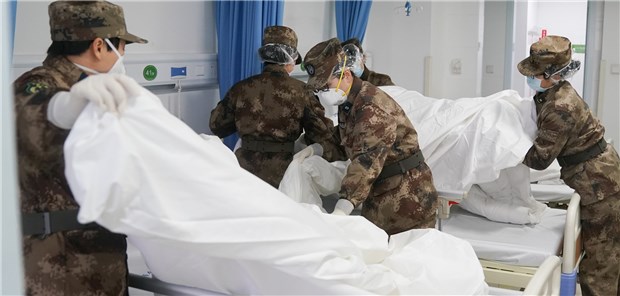 Mitglieder des medizinischen Teams des chinesischen Militärs, die für das Wuhan Jinyintan Krankenhaus im Einsatz sind, bereiten ein Krankenhauszimmer vor.