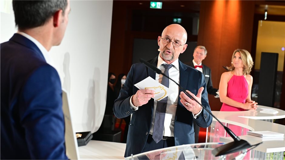 Moderator Wolfgang van den Bergh hakt noch einmal genauer nach bei    Dr. Michae...