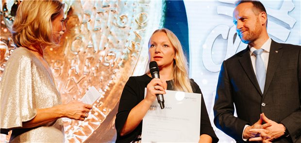 Bis ins hohe Alter zu Hause leben – das Seniorennetzwerk Schwäbisch Gmünd macht das möglich Moderatorin Yve Fehring (l.) im Gespräch mit Vertretern des Seniorennetzwerks Schwäbisch Gmünd, das den 3. Preis des Charity Awards holte: Gesamtkoordinatorin Karolina Gorjainow und Christian Baron, Erster Bürgermeister von Schwäbisch Gemünd.