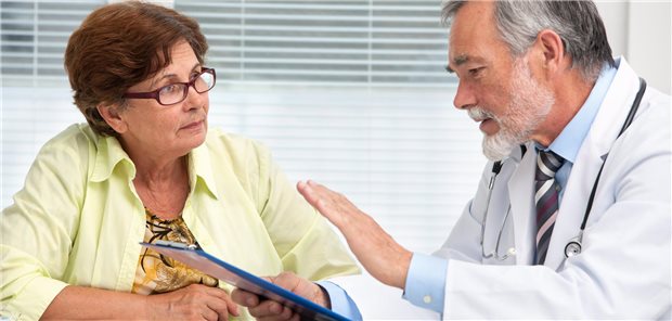 CGM bringt selbstentwickelten virtuellen Telefonassistenten auf den Markt Möglichst wenig Computer soll zwischen Arzt und Patientin dazwischen funken. Dafür sind aktuell KI-Anwendungen in der Entwicklung, die den Dokumentationsaufwand im Praxisalltag reduzieren helfen. (Symbolbild mit Fotomodell)