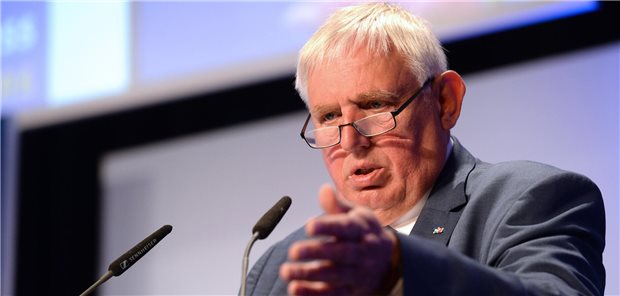 NRW-Gesundheitsminister Laumann plädiert dafür, das Honorar nicht länger am Arzt-Patienten-Kontakt auszurichten.