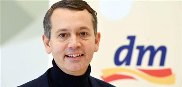 Christoph Werner, Vorsitzender der Geschäftsführung der Drogeriemarktkette dm, aufgenommen vor einem dm-Logo.