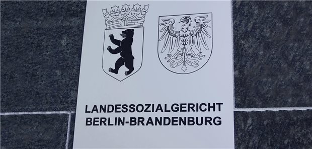 Das Schild des Landessozialgerichts Berlin-Brandenburg.