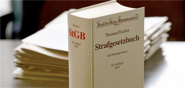 Hausarzt aus Spenge von einem Patienten krankenhausreif geprügelt Ein Strafgesetzbuch steht auf einem Tisch.