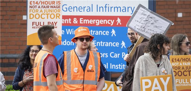 Nachwuchsärzte in staatlichen Kliniken in Großbritannien fordern mehr Geld und bessere Arbeitsbedingungen.