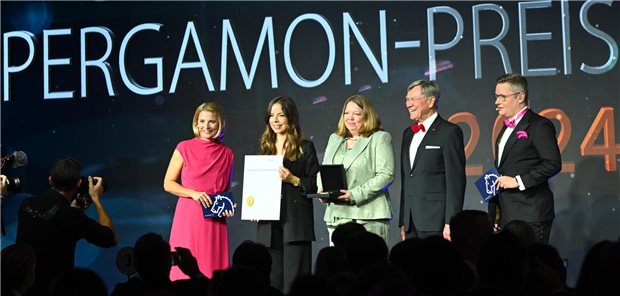 Galenus-Preis 2024: Beyfortus gewinnt in der Kategorie Primary Care Nahmen den Galenus-von-Pergamon-Preis 2024 in der Kategorie Primary Care entgegen: Tatjana Habermann (2.v.l.) und Annika Wülfing (Mitte) von Sanofi. Links Moderatorin Yve Fehring, rechts Jury-Vorsitzender Professor Erland Erdmann (2.v.r.) und Moderator Denis Nößler.