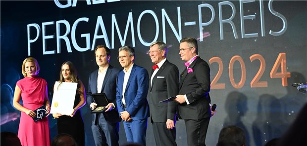 Galenus-Preis 2024: Ebvallo gewinnt in der Kategorie Orphan Drugs Nahmen den Galenus-von-Pergamon-Preis für Ebvallo in der Kategorie Orphan Drugs entgegen (V.l.n.r.): Moderatorin Yve Fehring, vom Unternehmen Pierre Fabre Milena Daguati, Business and Operations Lead, Dr. Frank Reichenbach, Deputy Medical Director Oncology DACH, Dr. Kai Neckermann, Director Market Access & Public Affairs, sowie der Vorsitzende der Galenus-Jury Professor Erland Erdmann und Denis Nößler, Chefredakteur der Ärzte Zeitung.