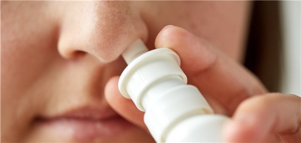 Nasenspray – für viele Patienten mit allergischer Rhinitis ein ständiger Begleiter im Alltag. Oft bleibt es aber nicht bei nur einer Arznei, um ausreichend Linderung zu bekommen.
