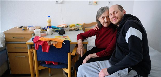 Nataliia Hryhorova (70) und ihr Sohn Dmytro Hryhorov (36) sind in der neuen Unterkunft für schwerkranke Geflüchtete aus der Ukraine in Berlin-Neukölln untergekommen.