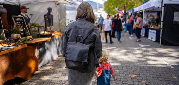 Neben dem Wochenmarkt-Einkauf noch kurz medizinische Fragen klären: Das war die Idee von drei Ärztinnen und Ärzten in Hannover. Die ÄKN hat das Projekt gestoppt – und andere Lösungswege aufgezeigt.