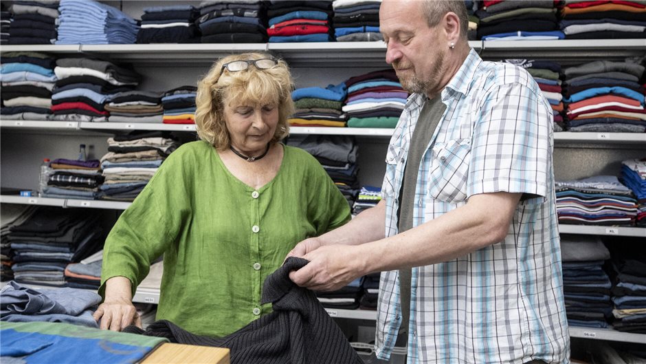 Neue Klamotten gibt es in der Kleiderkammer. Hier sorgen Anne Tischer und Tom Lö...