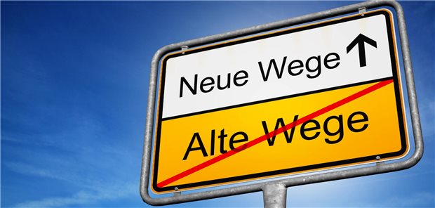 Modellprojekt Hausarztmedizin von morgen: Was sich in der Praxis bewährt hat Schild mit Aufschrift „Neue Wege“, wobei unten „Alte Wege“ durchgestrichen ist.