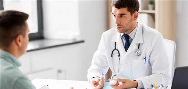 Arzt spricht mit einem Patienten.