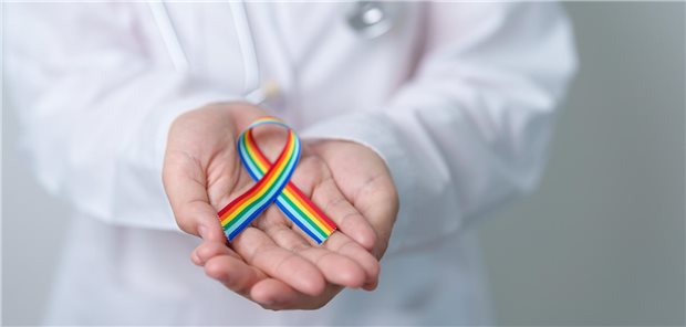 Nicht alle Ärztinnen und Ärzte sind für die Bedürfnisse queerer Menschen sensibilisiert.