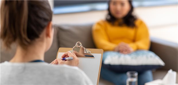 Junge Menschen profitieren offenbar weniger gut von psychologischen Therapien Nahaufnahme einer Psychologin und einer Patientin bei einer Psychotherapie-Sitzung.