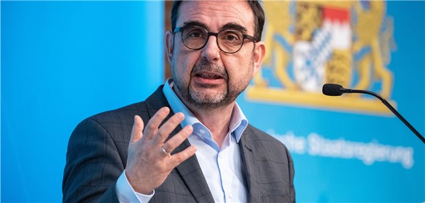 Niedergelassene Ärzte wüssten, wem sie aus dem Kreis der unter 60-Jährigen unter Berücksichtigung der STIKO-Vorgaben auch eine Impfung mit der Vakzine von AstraZeneca anbieten könnten, so Bayerns Gesundheitsminister Klaus Holetschek (CSU).