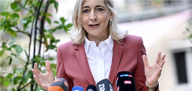 100 Tage im Amt: Finanznot überschattet Warkens Auftakt als Gesundheitsministerin Nina Warken (CDU) – hier beim Besuch eines Berliner Seniorenzentrums Anfang August – ist seit dem 6. Mai Bundesministerin für Gesundheit.