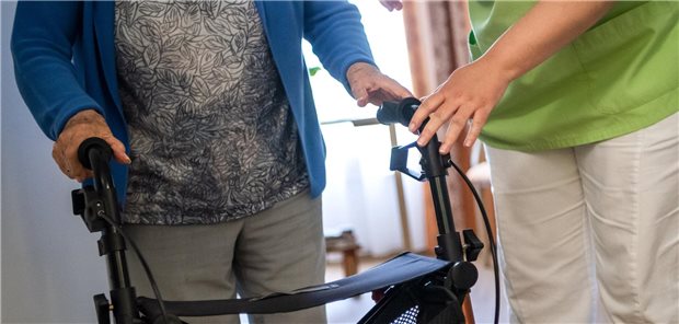 Privatisierung des Pflegerisikos: Irrweg mit Ansage Noch bezahlbar? Für Bewohner in Pflegeheimen sind selbst zu zahlende Anteile zuletzt noch weiter gestiegen.