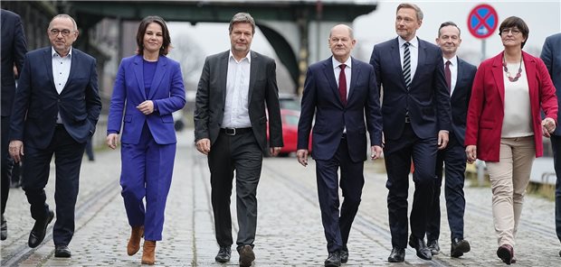 Die Gesundheitspolitik der Ampel-Koalition Norbert Walter-Borjans (SPD), Annalena Baerbock (Grüne), Robert Habeck (Grüne), Olaf Scholz (SPD), Christian Lindner (FDP), Volker Wissing (FDP) und Saskia Esken (SPD) auf dem Weg zur Pressekonferenz, um den gemeinsamen Koalitionsvertrag der Ampel-Parteien vorzustellen.