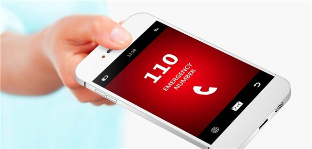 Notrufe auf Nummer 110 können in Bayern nun geortet werden Smartphone mit der Nummer 100 auf dem Bildschirm