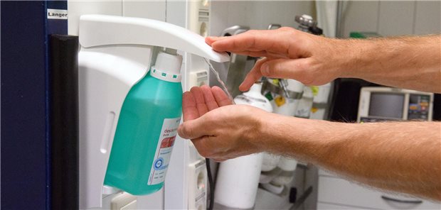 Die unsichtbare Bedrohung: Wie wir die Resistenzkrise in Kliniken bewältigen können Ein Mann nutzt einen Desinfektionsspender