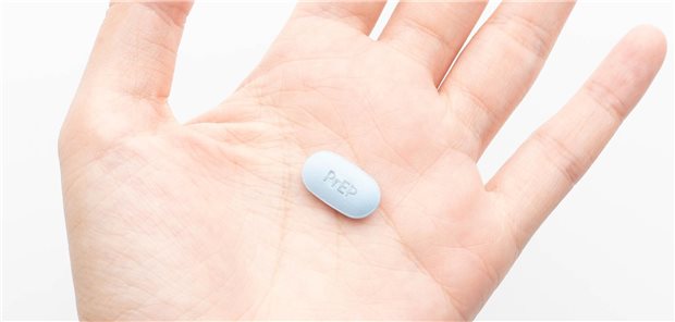 Lenacapavir auch in zweiter Phase-III-Studie wirksame HIV-Präexpositionsprophylaxe Auf einer Handfläche liegt eine ovale Pille mit der Aufschrift PrEP.