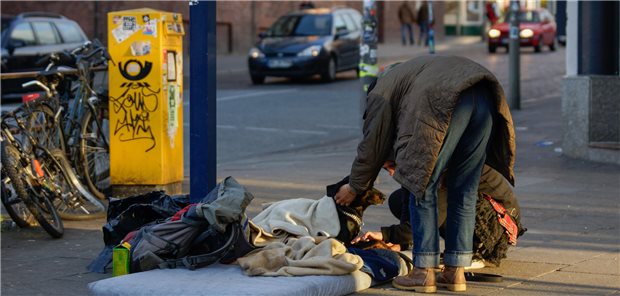 Obdachlose Menschen mit Hund in Hamburg