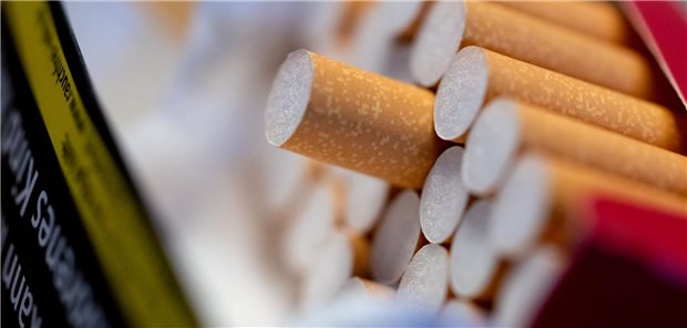 Eine Zigarette steht aus einer Packung hervor.