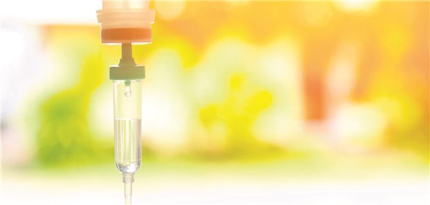 Vitamin C bei Infektionen und Long-COVID Medizinischer Infusions-Tropf mit buntem Hintergrund